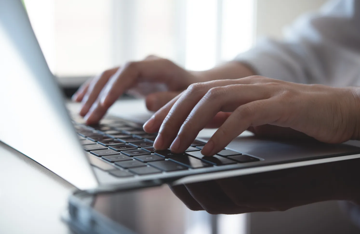 PCやサーバをキッティングするスタッフ